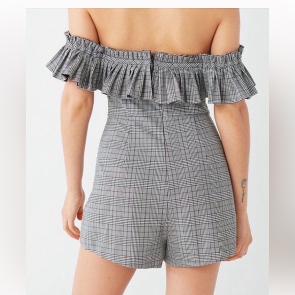 Urban Outfitters Glenn Plaid Off The Shoulder Romper Size 6 - Picture 2 of 13
